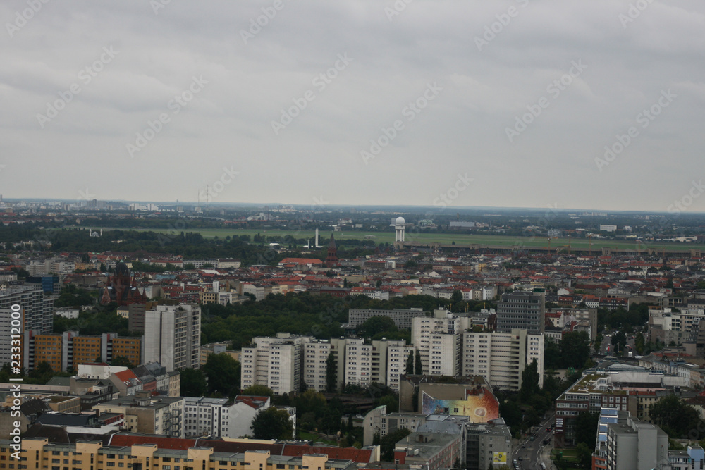 Skyline Berlin mit Tempelhofer Feld