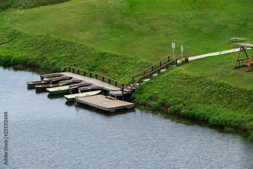 Fotografie on the banks of the river boats stand at the pier