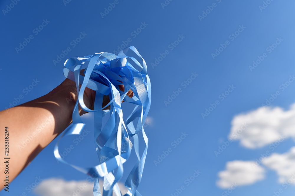 からまった青いリボンを持った手 青空 イメージ素材 Stock Photo Adobe Stock からまった青いリボンを持った手 青空 イメージ素材 Stock Photo Adobe Stock