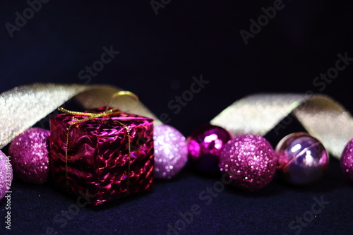 ピンク色のカラフルな装飾と金色のリボンの背景テクスチャ(黒背景) 