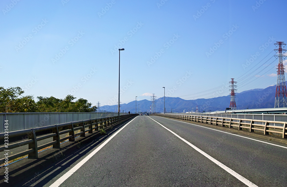遠くに丹沢山地と富士山が見える直線道路