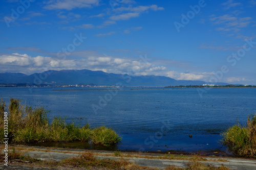 秋の琵琶湖と青空