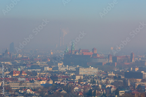 Plakat Gęsty smog nad miastem, widok z lotu ptaka na Kraków, Polska