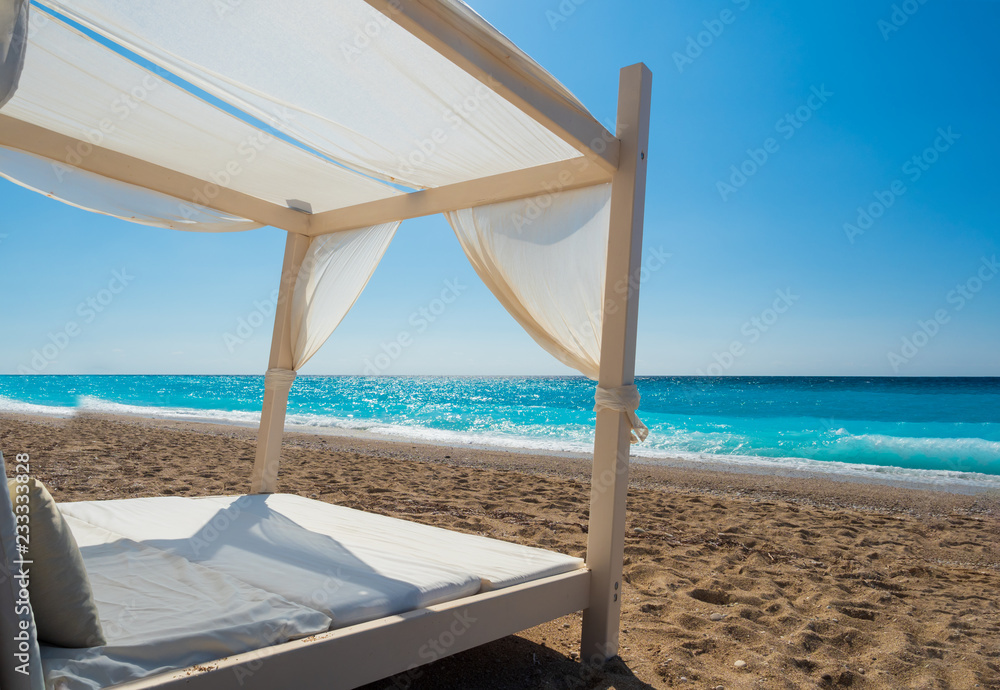 Obraz premium White canopy on the beach