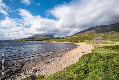 Ufer vom Loch Assynt mit dem Calda House photo