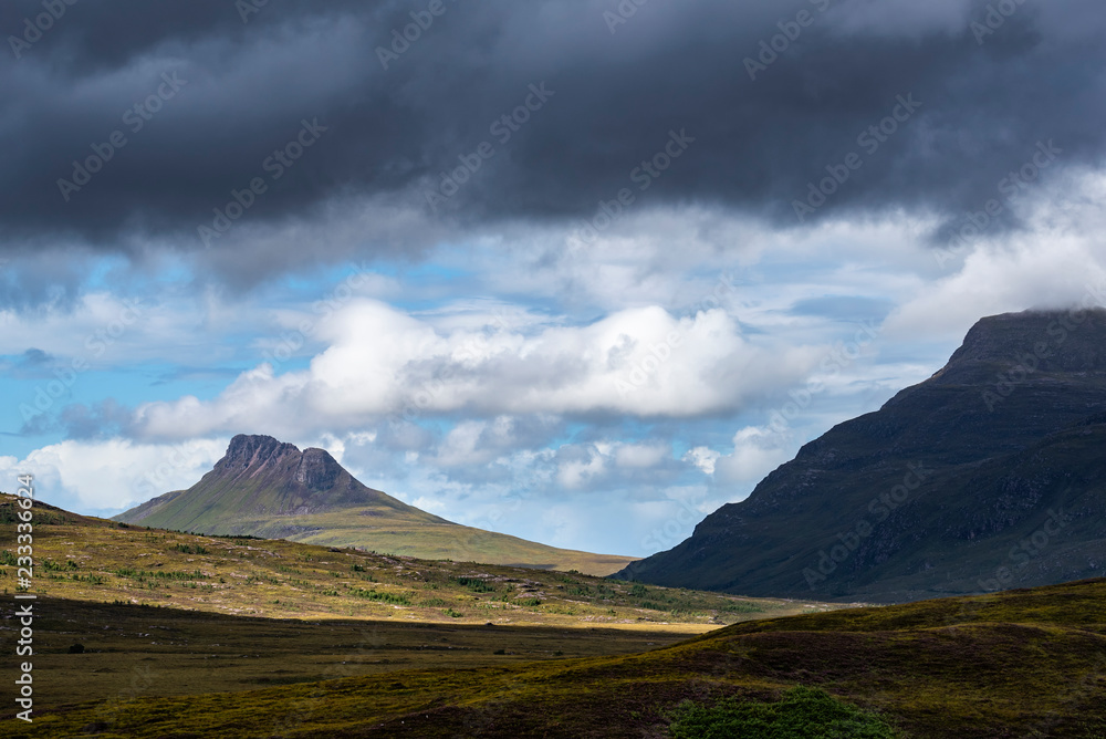 Obraz premium Der 612m hohe Stac Pollaidh, rechts der 769m hohe Cul Beag