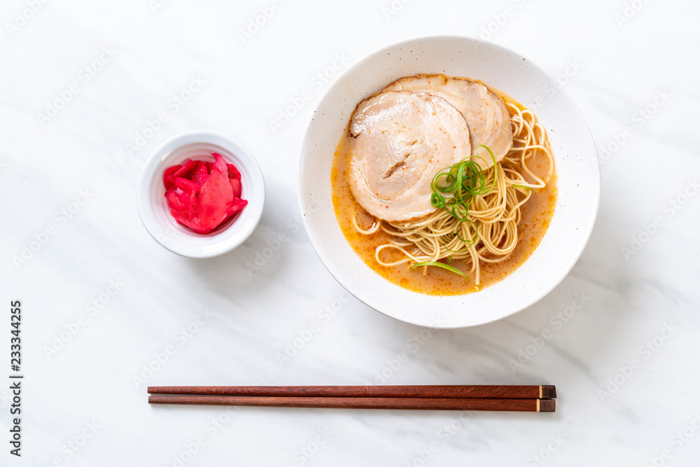 tonkotsu ramen noodles with chaashu pork tonkotsu ramen noodles with chaashu pork