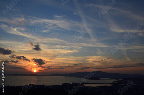 三河湾の秋の夕陽と夕空