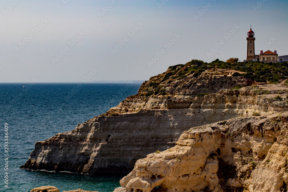 Vue de la ligne de côte avec un phare au loin Portugal