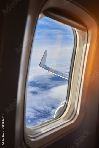 Visión del ala desde la ventana de un avión (Foco en el ala)