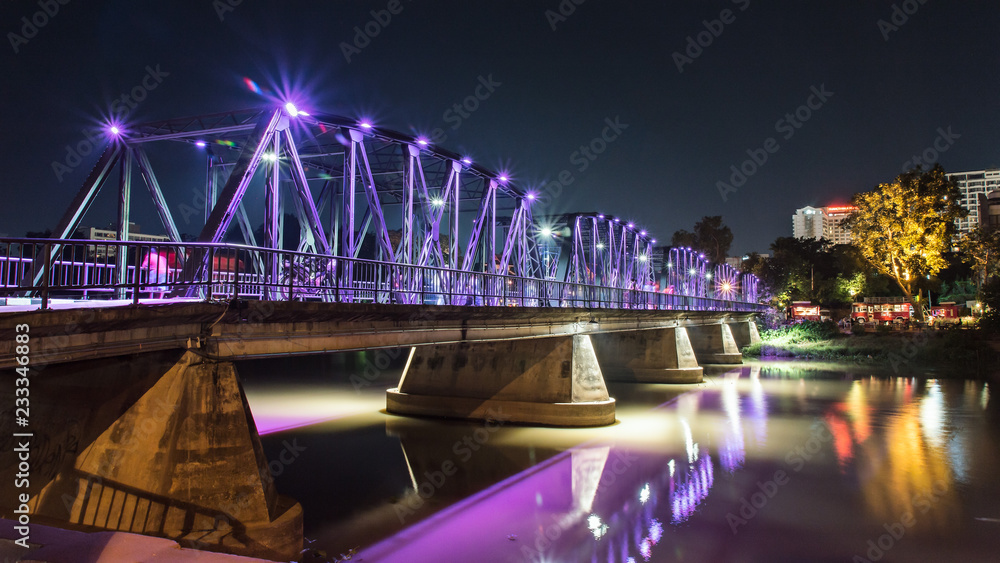 Obraz premium Evening view of the old iron structure bridge in Chiangmai, Thailand.