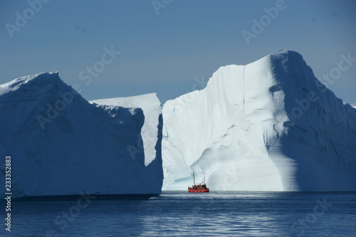 Eisberg mit Kutter