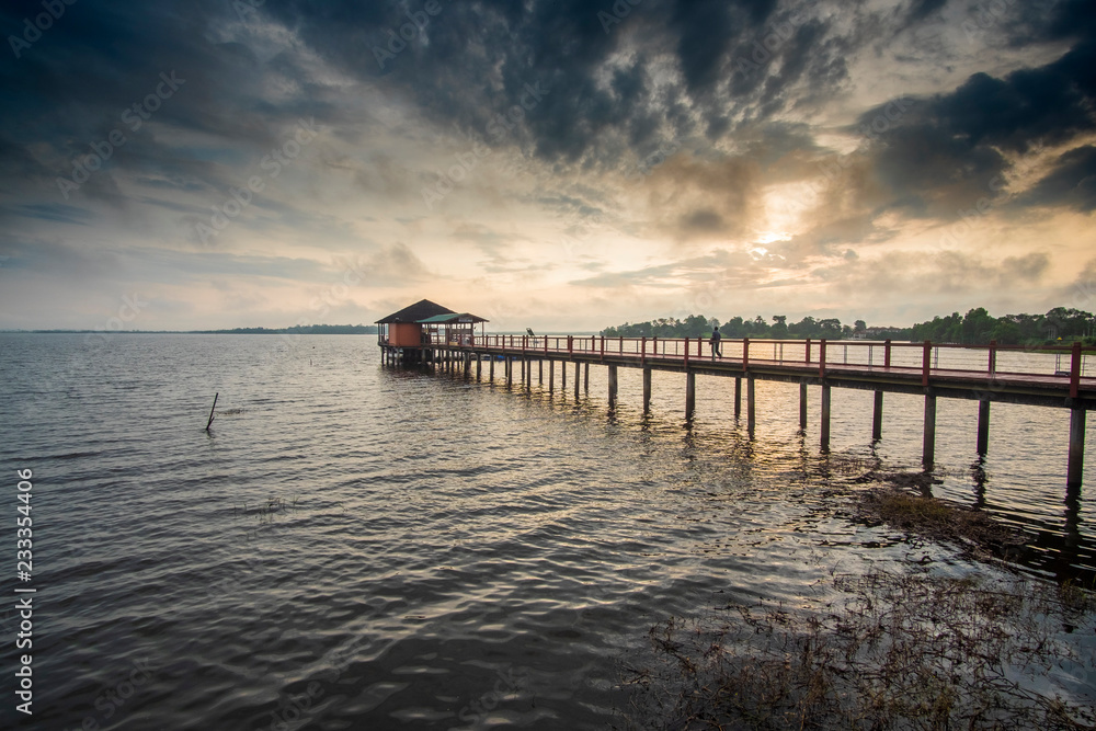 Obraz premium sunrise scenery at old jetty of Taiping Lake town. soft focus,blur due to long exposure. visible noise due to high ISO.