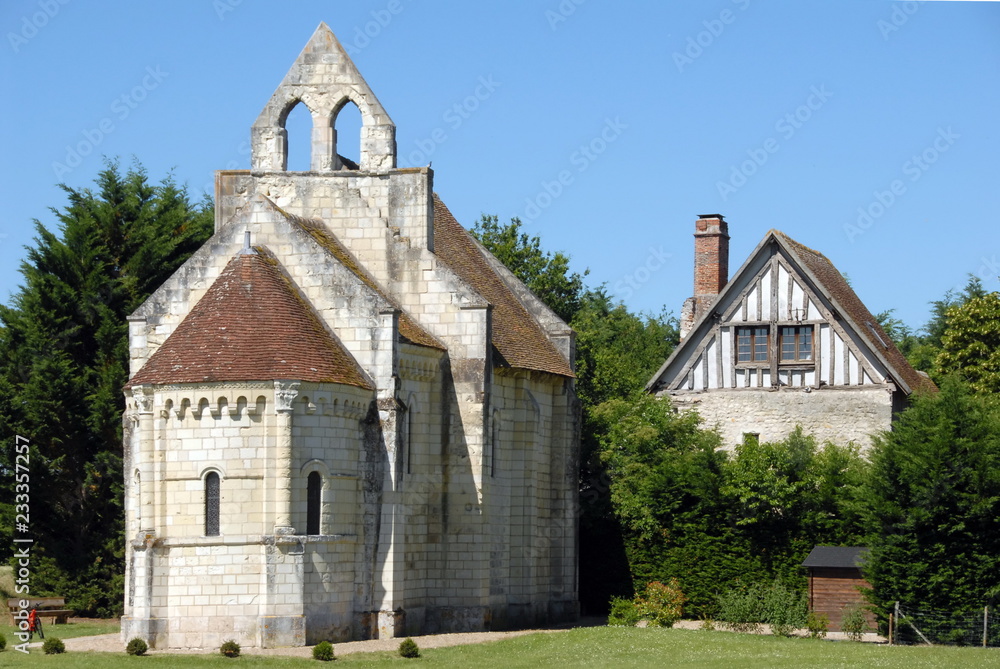 Ville de Noyers-sur-Cher, Chapelle romane Saint-Lazare XIIe siècle et maison à colombages, département du Loi-et-Cher, France