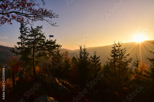 Sonnenuntergang in den Bergen im Herbst im Fichtelgebirge