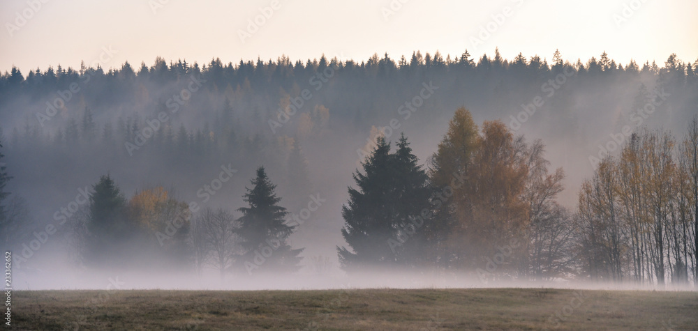 Nebel über der Landschaft am Abend im Herbst