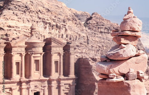 Mucchio di pietre e la facciata del monastero, Petra, in Giordania