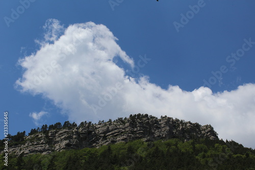 nubes claras en la montaña