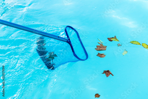 Canvastavla Cleaning pool collecting leafs