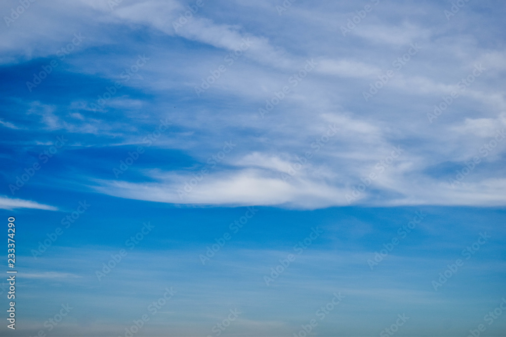 Obraz premium The sky is blue, the clouds are floating in a beautiful view