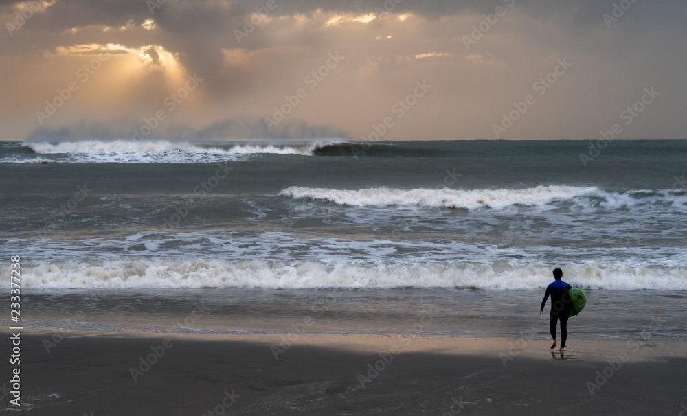 Surfeur sur la plage de Viareggio en Toscane - Italie