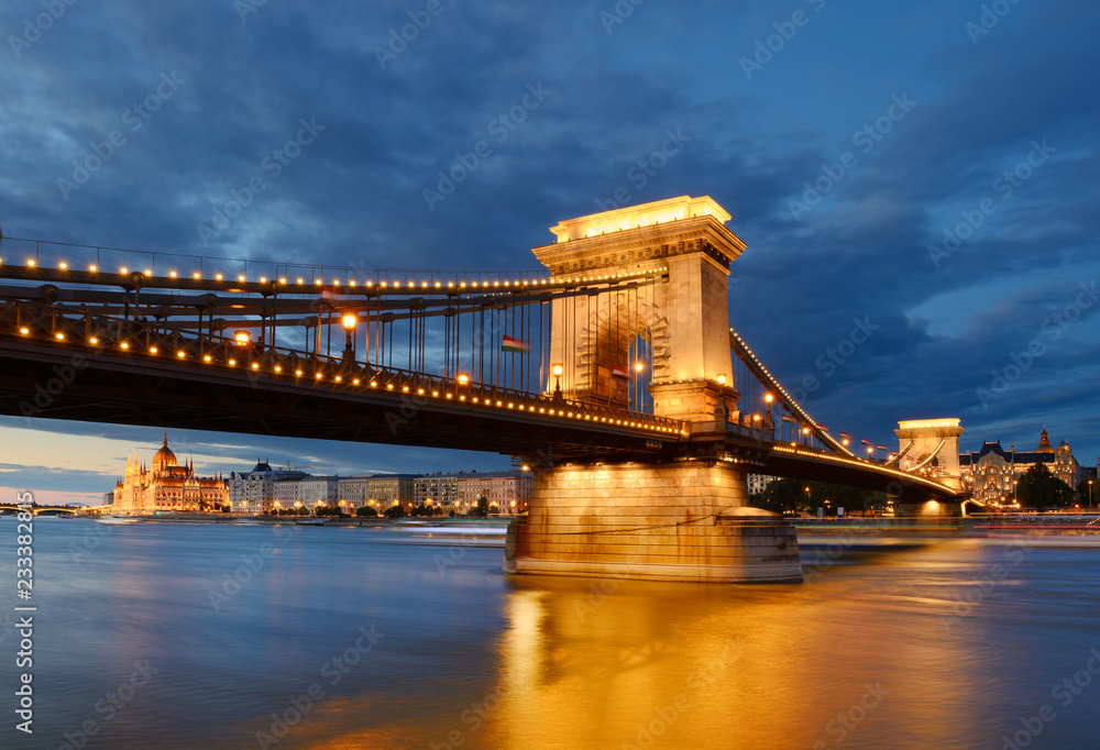 Obraz premium Chain bridge in budapest, night view