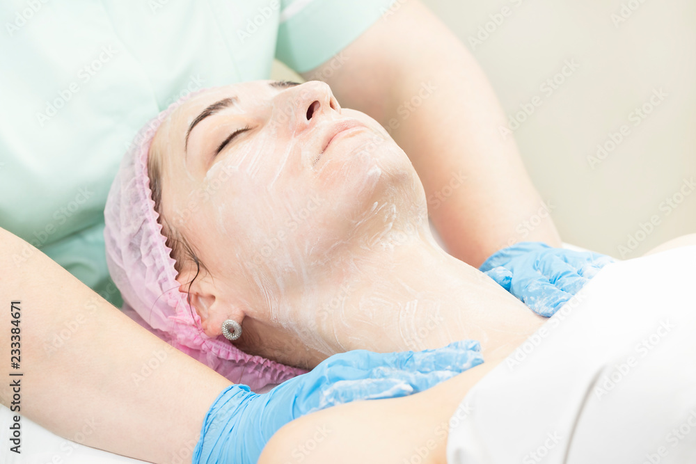 © lester120 - Process cosmetic mask of massage and facials in beauty salon