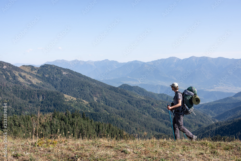 Jeune homme randonnant à la montagne, Borjomi, Géorgie
