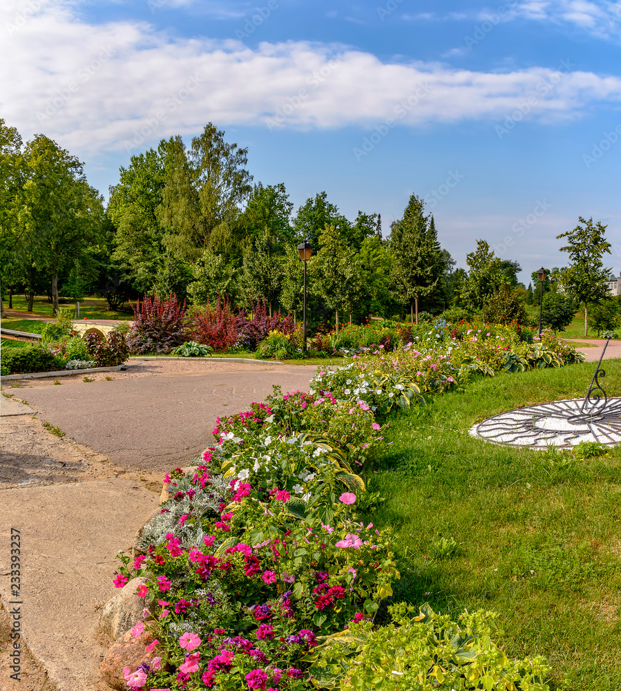 Obraz premium Public Park in the restored estate. A place of rest and walks in the Leningrad region.