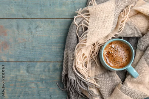 Obraz Filiżanka gorący zima napój i ciepły szalik na drewnianym tle, odgórny widok z przestrzenią dla teksta. Przytulny sezon