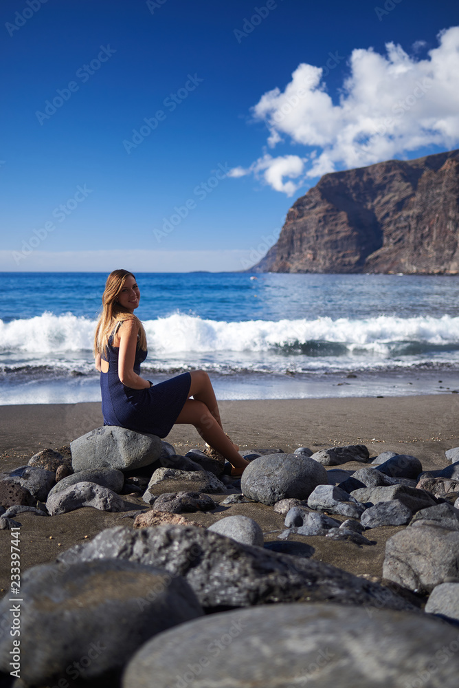 Mujer joven en la Playa de los Gigantes en Tenerife Mujer joven en la Playa de los Gigantes en Tenerife