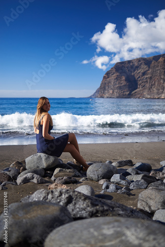 Mujer joven en la Playa de los Gigantes en Tenerife