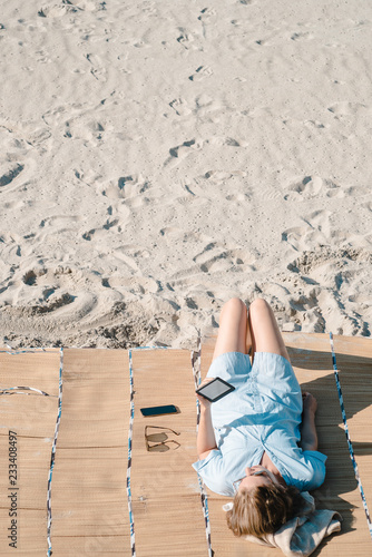 e-Book Reader am Strand