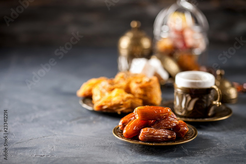  Dried dates and coffee