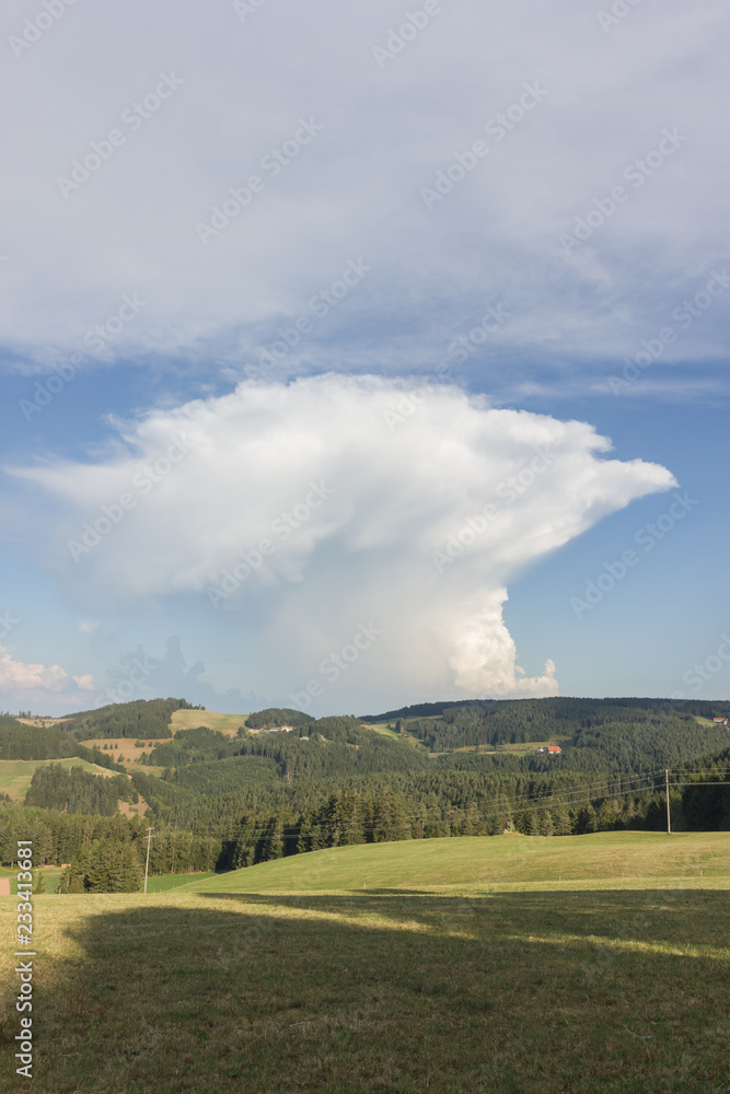 Landschaft im Schwarzwald mit Wolken