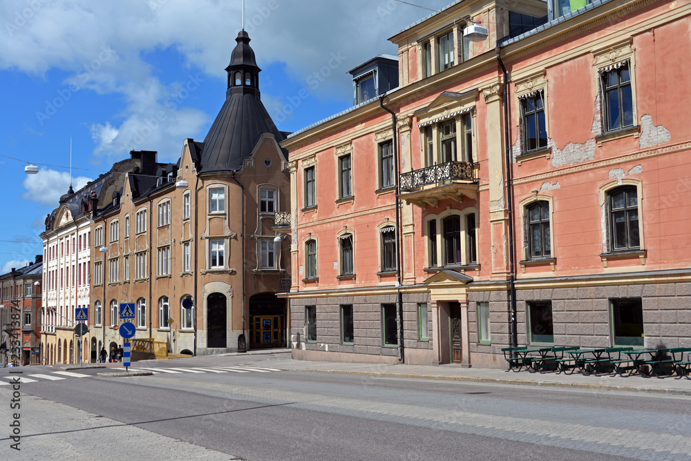 Fototapeta premium Historische Gebäude in der Hauptstraße von Härnösand