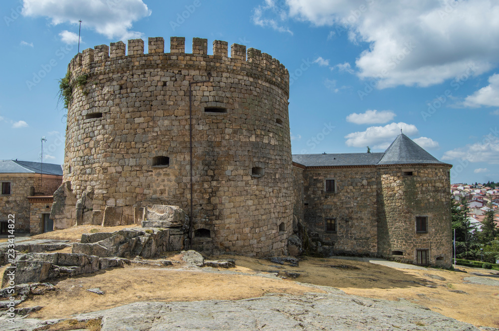 Castillo de las Navas del Marqués/vista exterior del Castillo de las Navas del Marques, provincia de Ávila. Castilla y León. España.