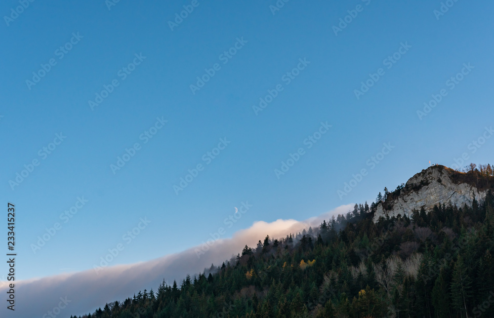 Idylle mit Nebel über dem Berg mit Bergspitze