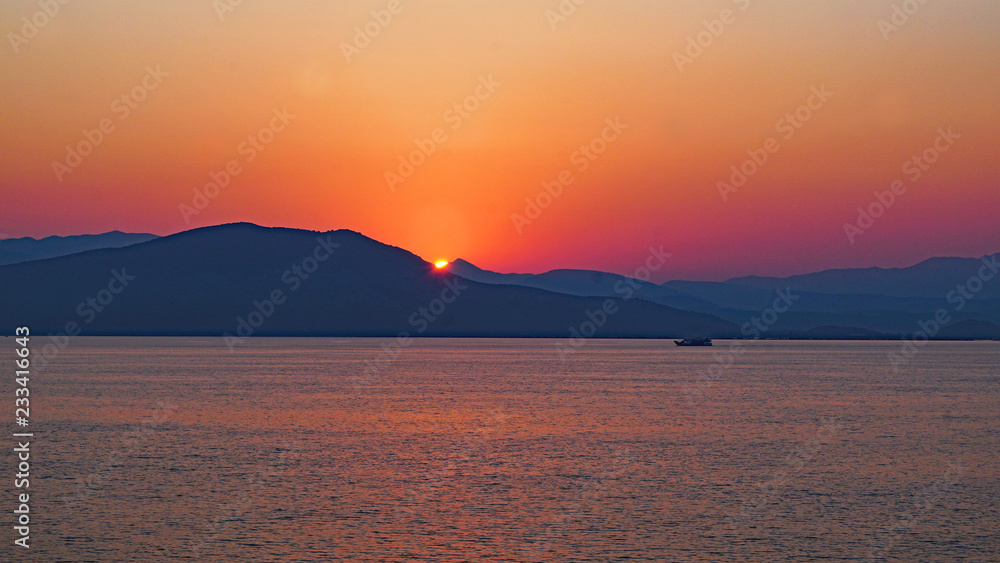 Puesta de sol en el puerto de Atenas, Grecia, Europa
