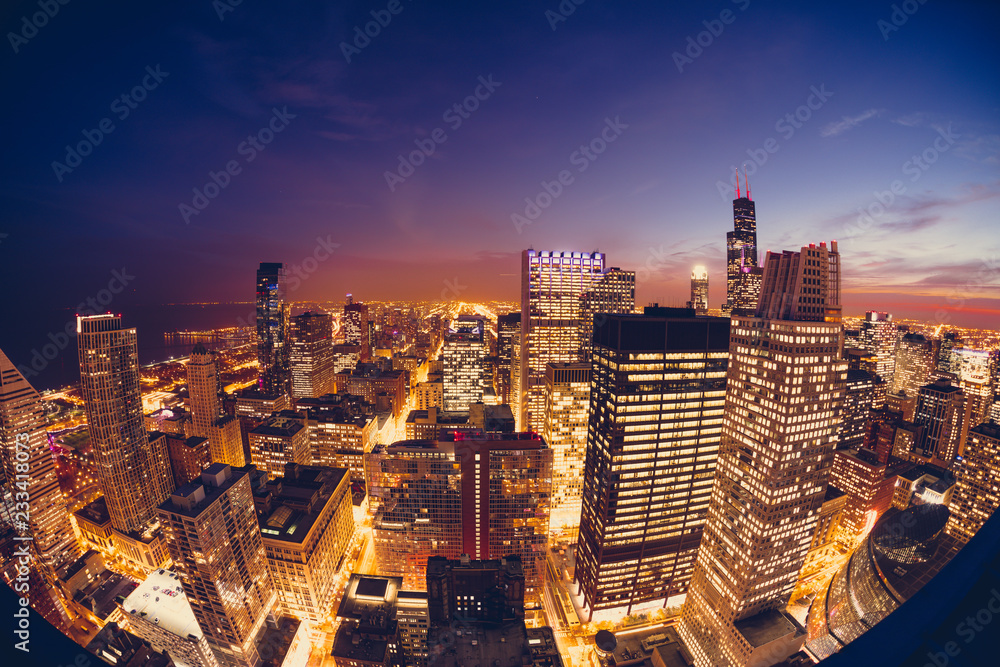 Obraz premium Long exposure of the south loop in downtown Chicago at sunset with light trails