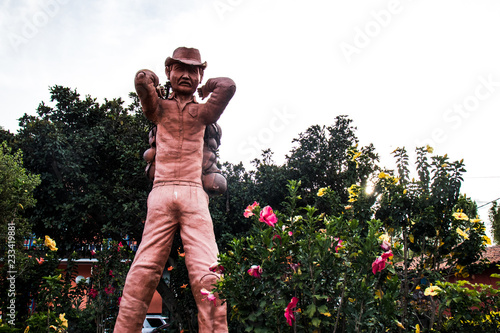 Cuadro en lienzo Estatua de pueblo colombiano