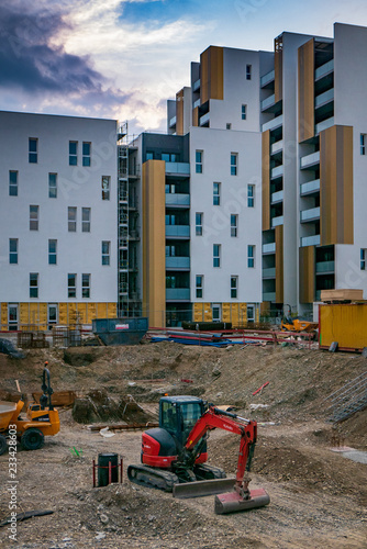 Une mini-pelle sur un chantier, nouveau quartier de la Cartoucherie, Toulouse