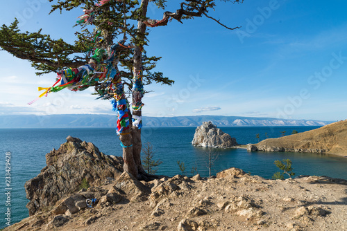 Site chamanique sur l'île d'Olkhon - Khoujir, lac Baïkal photo