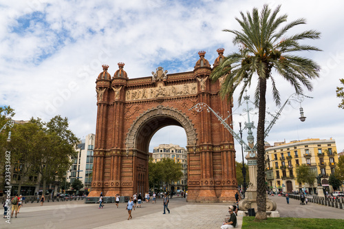 Arc de Triomf in Barcelona mit Menschen im Sommmer