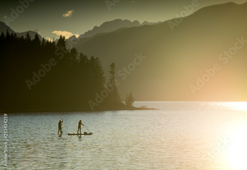 Urlaub in Oberbayern am Walchensee - Stand-up Paddler im Sonnenuntergang
