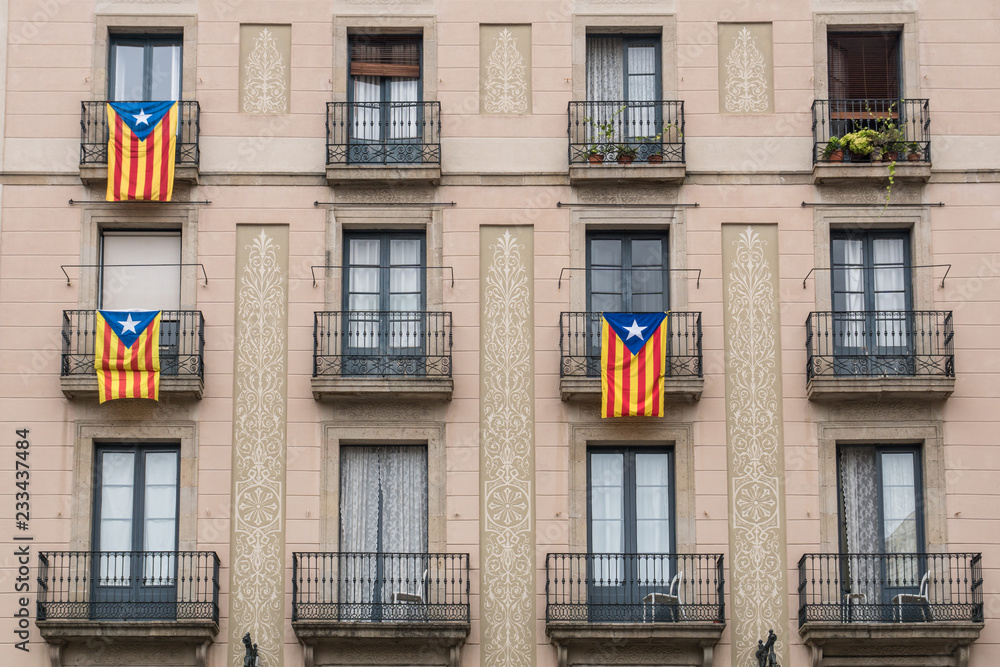 Fototapeta premium Katalanische Flaggen an Häuserfassade in Barcelona