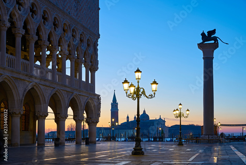 Dogenpalast Venedig Dämmerung © upixa