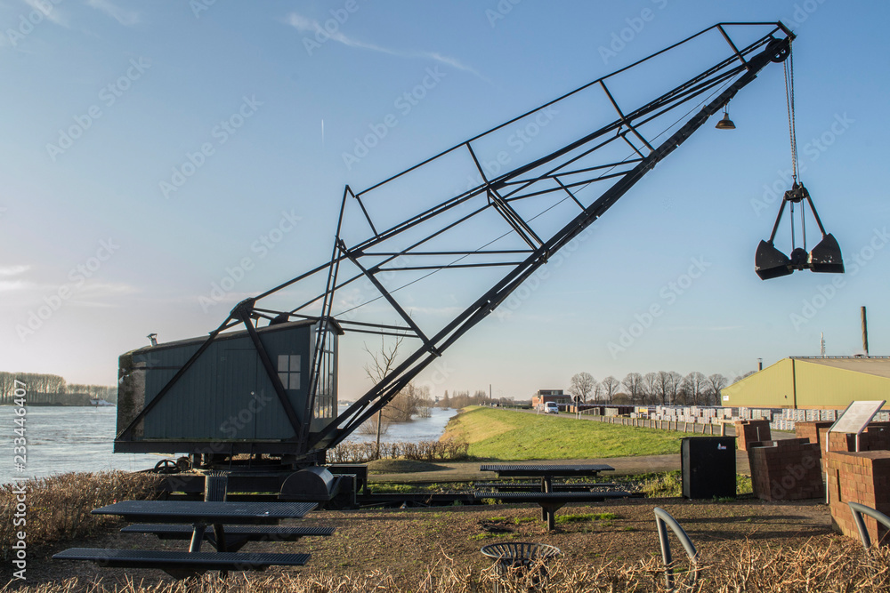 oude hijskraan voor het tillen van bakstenen bij een steenfabriek aan de rivier de Rijn oude hijskraan voor het tillen van bakstenen bij een steenfabriek aan de rivier de Rijn