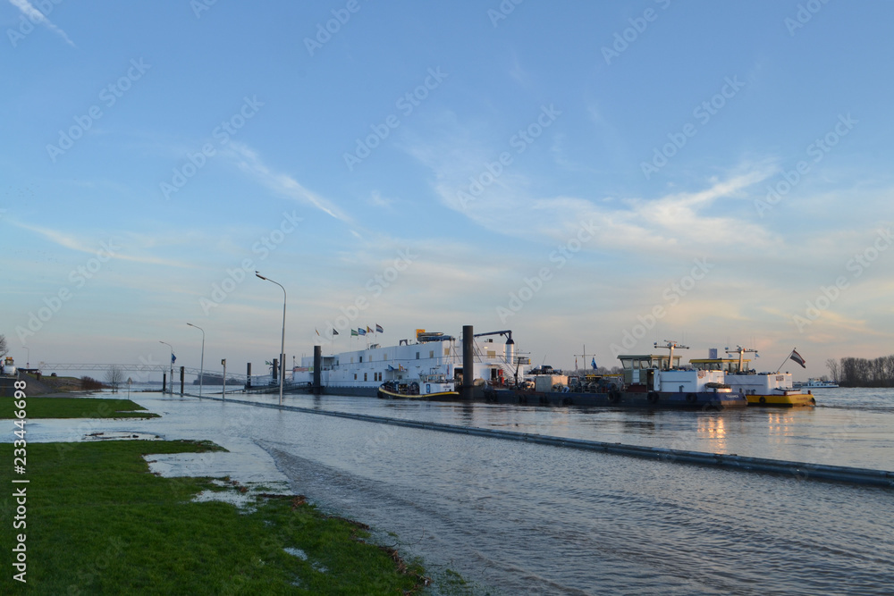 boten en overstroomde kade van de rivier de Rijn door hoogwater 