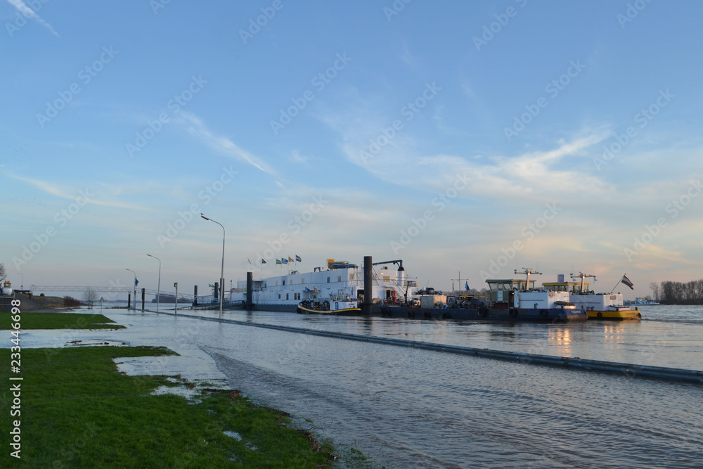 boten en overstroomde kade van de rivier de Rijn door hoogwater boten en overstroomde kade van de rivier de Rijn door hoogwater